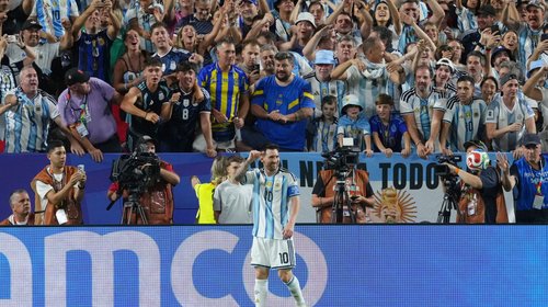 Argentina arrasa a Argelia con un 'super' Messi e iguala a Klose