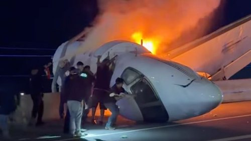 Avión se estrella en autopista de Laredo dejando un muerto