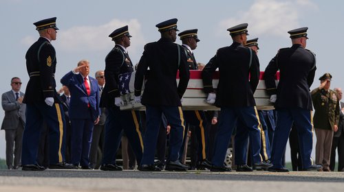 Trump recibe restos de cuatro soldados caídos en la guerra