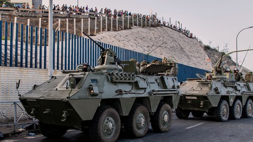 Despliega España al ejército tras llegada masiva de migrantes