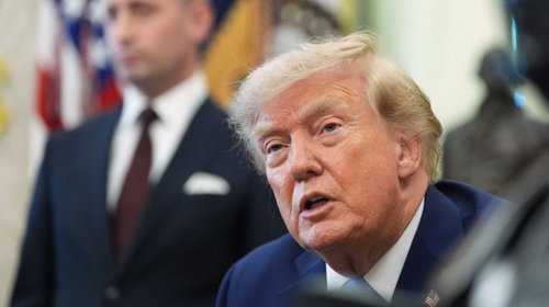 Donald Trump firma dos nuevas órdenes ejecutivas migratorias