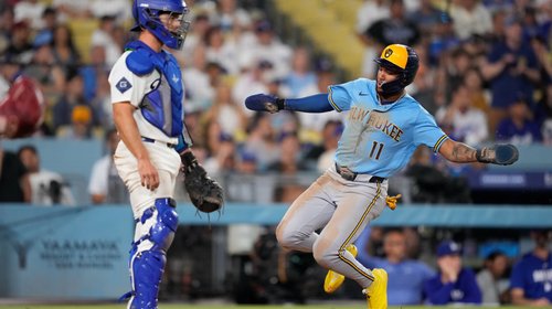 Cerveceros remontan ante Dodgers con ataque en la novena