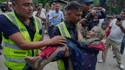 Glaciar colapsa y deja cientos de desaparecidos en Nepal
