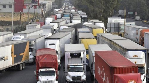 Atorones logísticos en transporte pegan a 31% de industria de NL