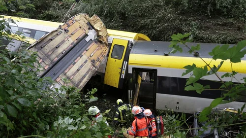 Al menos tres muertos por descarrilamiento de tren en Alemania