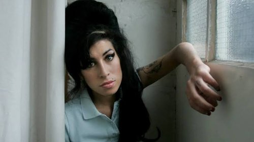 Padre de Amy Winehouse deberá pagar más un millón de dólares