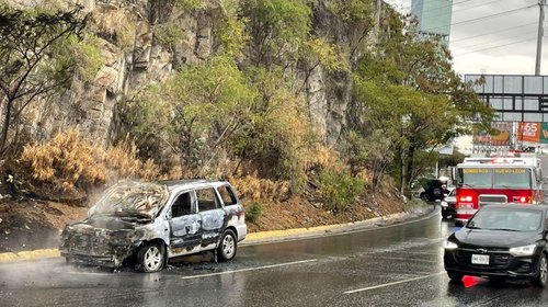 Arde camioneta frente a 'La Diana Cazadora' de San Pedro