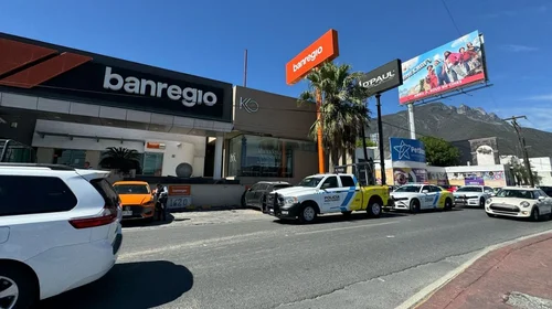 Le roban $100 mil pesos a mujer afuera de banco en Cumbres 