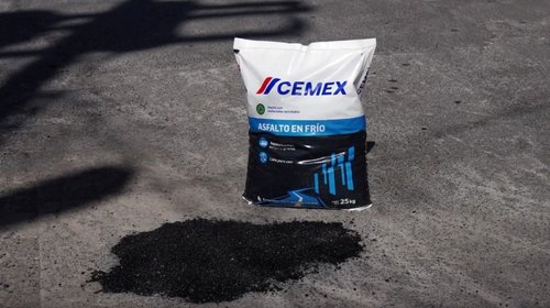 Reparan baches en minutos con asfalto en frío de Cemex