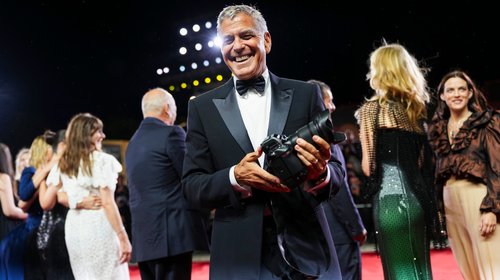Asiste Clooney al estreno de 'Jay Kelly' tras infección sinusal