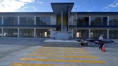 Construyen estacionamiento sostenible que permite paso de agua