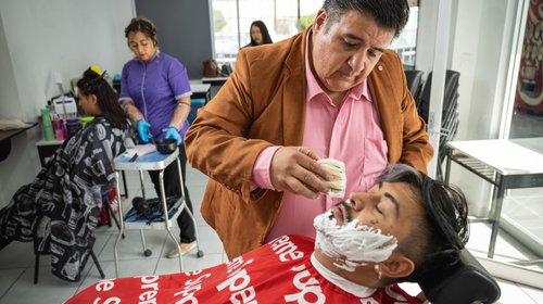 Conoce la historia de Gonzalo: De mecánico a barbero