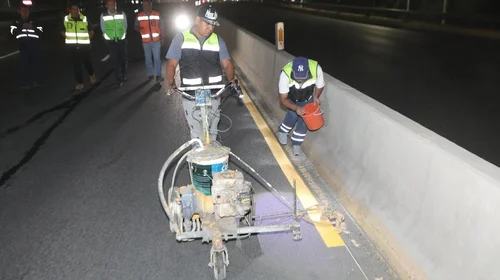 Pintan líneas divisoras de carriles en vialidades de Monterrey