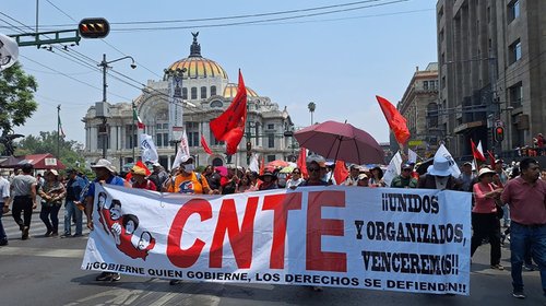 Maestros de la CNTE evaluarán oferta del gobierno tras reunión