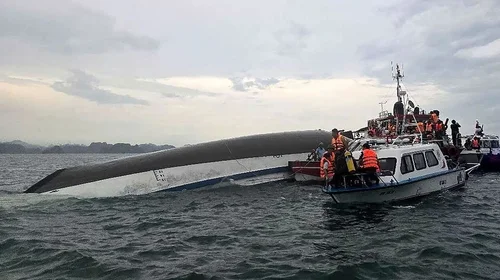 Barco turístico naufraga durante tormenta en Vietnam
