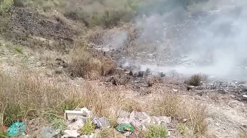 Apagan incendio en depósito de basura en cerro de Valle Oriente