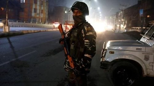 Buscan a seis personas tras derrumbe en Nueva Delhi