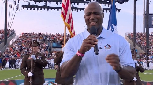 DeMarcus Ware emociona con la interpretación del himno de EUA