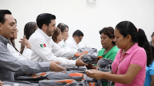 Reparten 35 mil paquetes de útiles escolares en Salinas Victoria