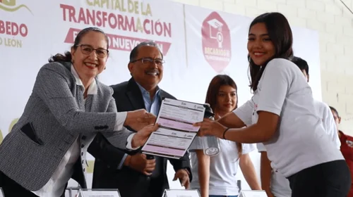 Entrega Andrés Mijes becas a 6,000 estudiantes de prepa
