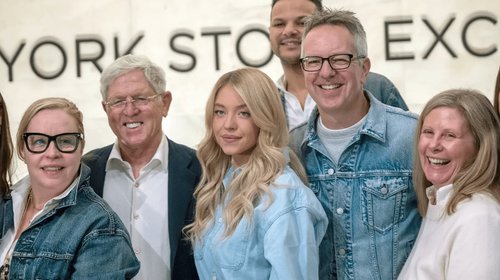 Sydney Sweeney debuta en Wall Street con American Eagle