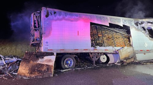 Tráiler en fuga termina en llamas tras persecución en Texas