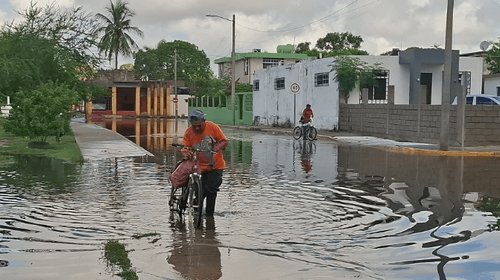 Vigilan vecinos lagunas ante creciente por lluvias