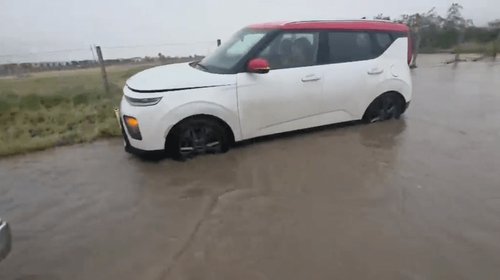Lluvias dejan autos varados, viviendas afectadas y cierres viales