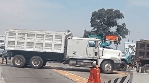 Protesta de transportistas paraliza autopista México-Puebla