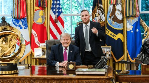 Donald Trump recibe al campeón Justin Gaethje en el Despacho Oval