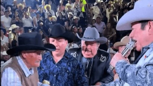Lalo Mora conmueve al celebrar cumpleaños de fan de 99 años