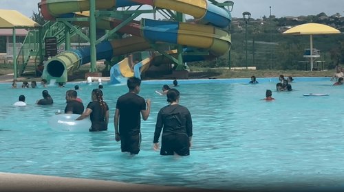 Niño fallece en una alberca durante una celebración
