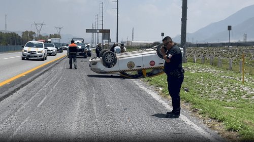 Tractocamión causa aparatosa volcadura de taxi en carretera
