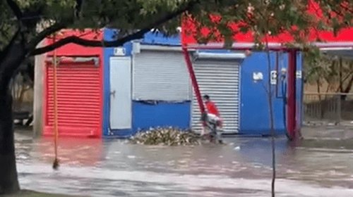 Captan a trabajadores arrojando residuos a corriente de agua