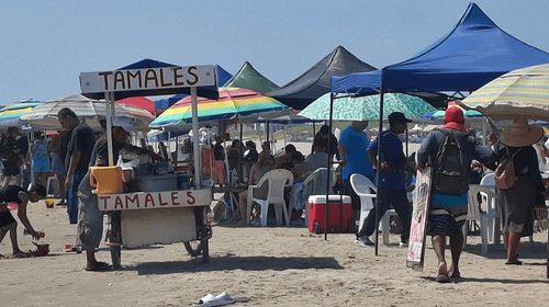 Exceso de toldos invade diferentes zonas de Playa Miramar