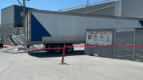 Tráiler sin control derriba portón de fábrica en Saltillo