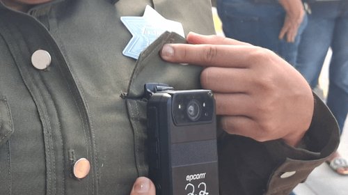 Cámaras corporales reducen denuncias contra automovilistas