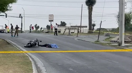 Muere motociclista tras ser arrollado por un tráiler en Apodaca