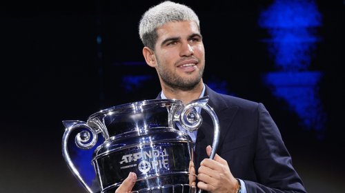 Carlos Alcaraz celebra levantar el trofeo como número 1 del año