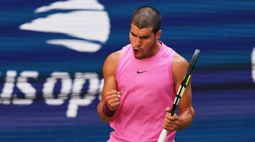 Alcaraz usa magia tras la espalda y avanza a cuartos del US Open