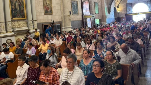 Cientos acuden al Santo Cristo en el primer día del novenario