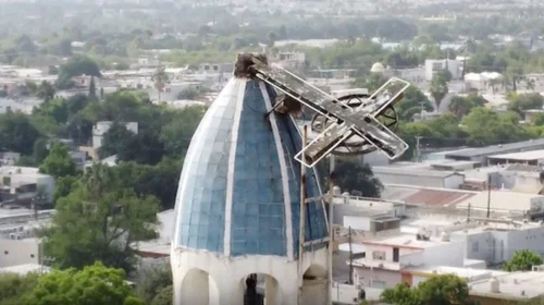 Comienza restauración de cruz tras dañarse estructura