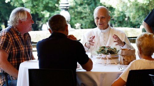 Comparte León XIV misa y almuerzo con personas sin hogar