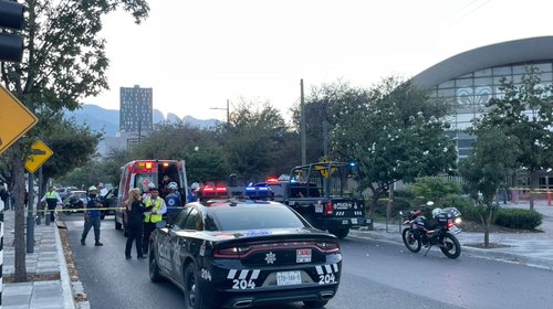 Conductora atropella a joven tras ignorar semáforo en Zona Tec
