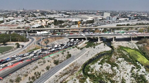Cierre de carril exprés de Constitución genera caos vial