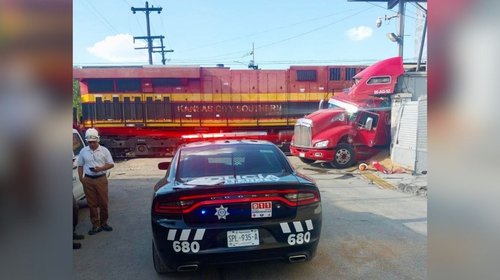 Tráiler choca contra tren en Colón; colapsa la vialidad