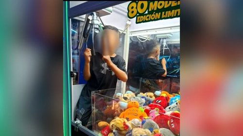 Rescata Protección Civil a menor atrapado en máquina de peluches