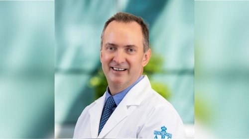 Médico mexicano salva la vida a pasajera en vuelo CDMX-Miami