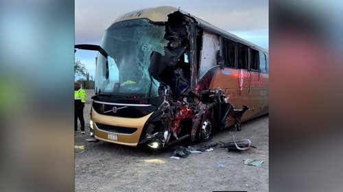 Ya 5 muertos y 25 heridos en choque de autobús y camión en Sonora