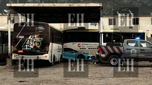Abandonan Corvette ligado en ataque armado a lote de autos